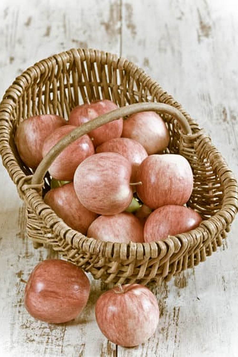 Safely control weeds in vegetable gardens with organic solutions like vinegar or corn gluten